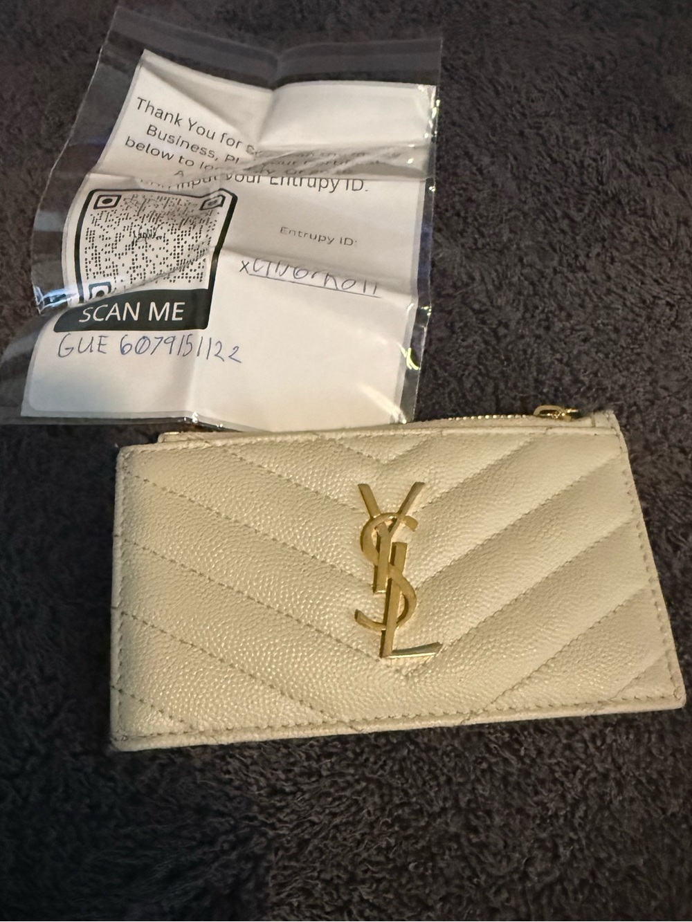 YSL CASSANDRE MATELASSÉ FRAGMENTS CARD CASE IN GRAIN DE POUDRE LEATHER
WHITE COA